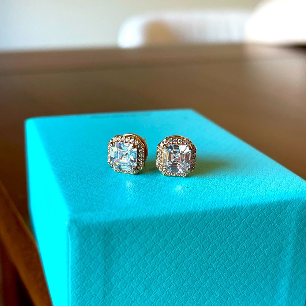 Henri Bendel sparkly diamond stud earrings!